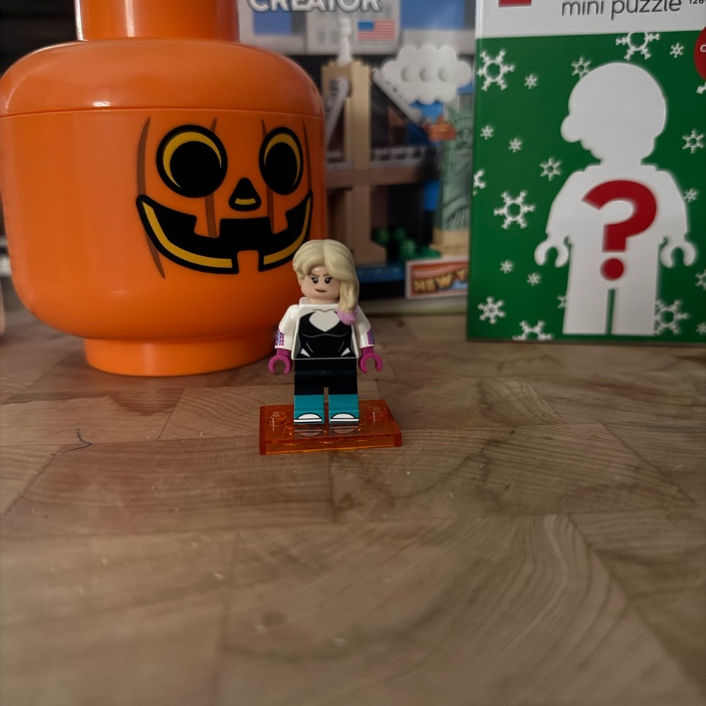 Mini Figure Spider-man series - Spider-Gwen. with all accessories included
